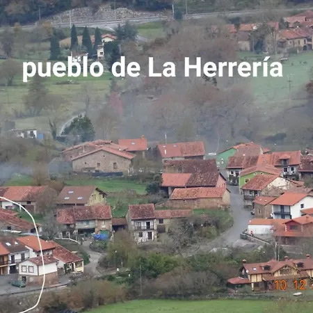 La Casona De La Herreria بيت للعطل